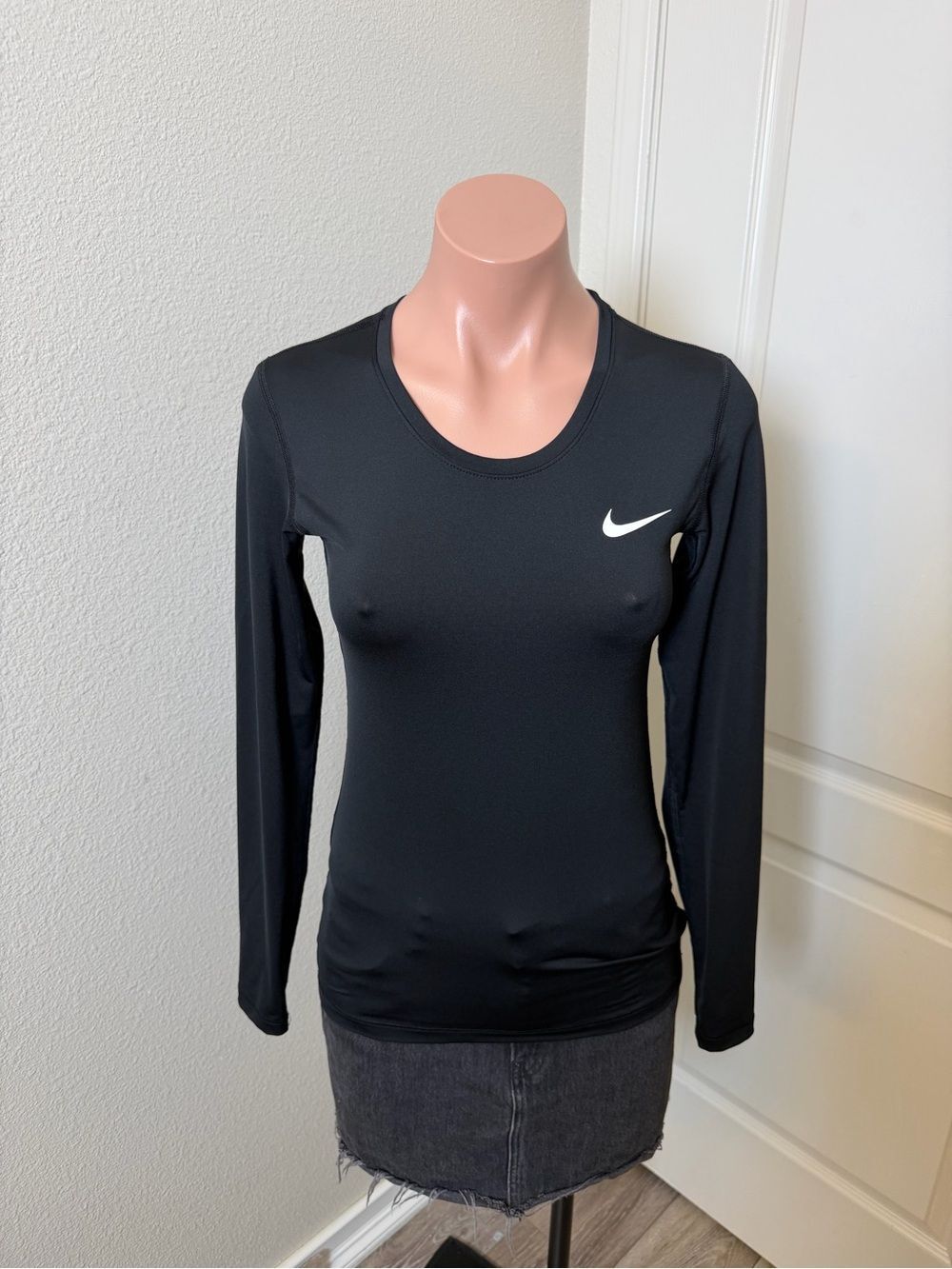 Nike Black Long-Sleeve Athletic Crew Top with White Swoosh Sz S
